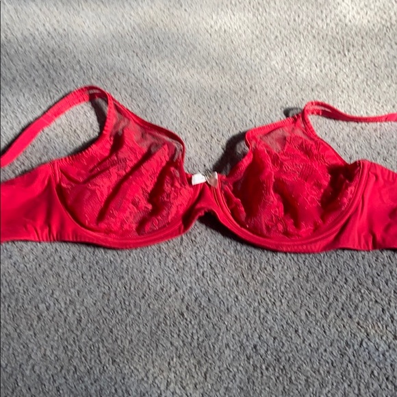 Victoria’s Secret red bra! - Picture 2 of 4